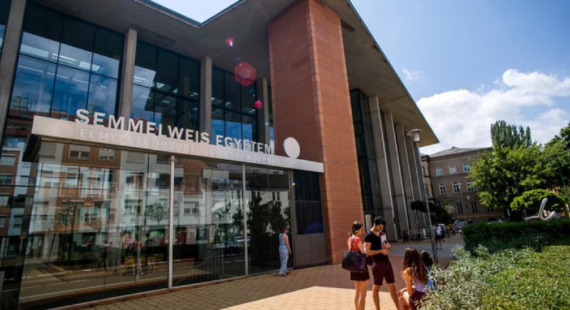 A Semmelweis Egyetem felvételijén kellemetlen személyes kérdésekkel bombázták a diákokat