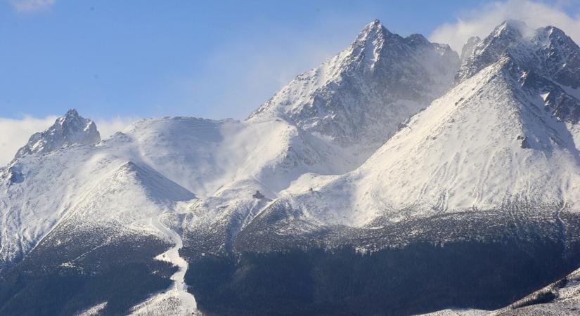 Húsz centiméter hó hullott a Lomnici-nyereg térségében, újra lehet síelni