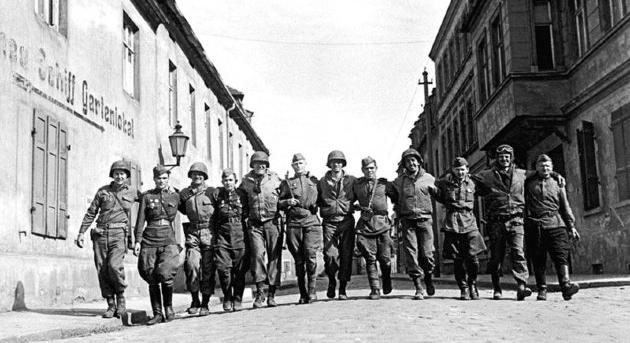 Kizárták a pártból az amerikaiakkal barátkozó szovjet katonákat