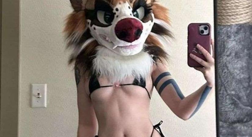 Kutyának öltözve szexel a tetovált Only Fans pornómodell - fotó