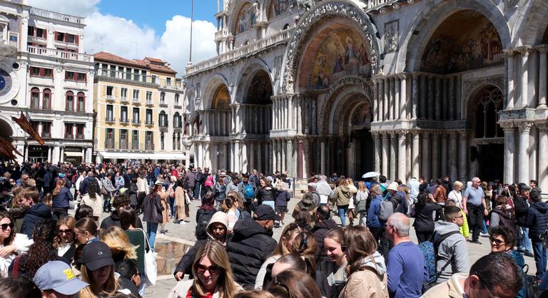 A fizetős belépés ellenére is özönlöttek a turisták Velencébe
