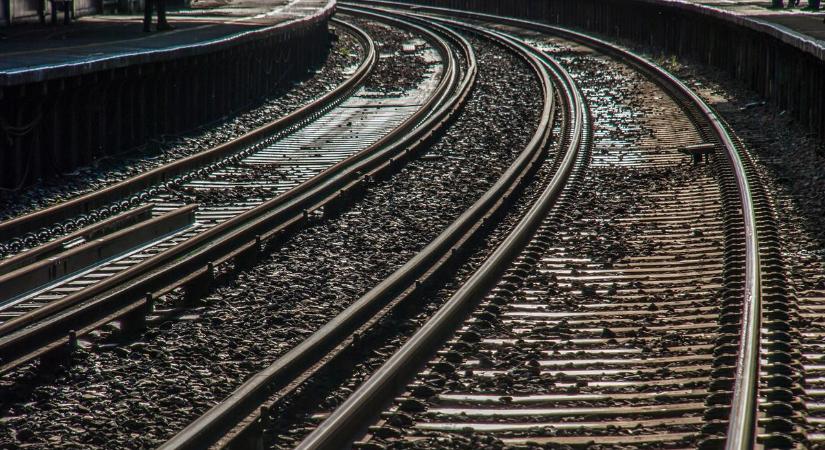 Felmászott a vonat tetejére: súlyos áramütés ért egy 19 éves fiút Egerben
