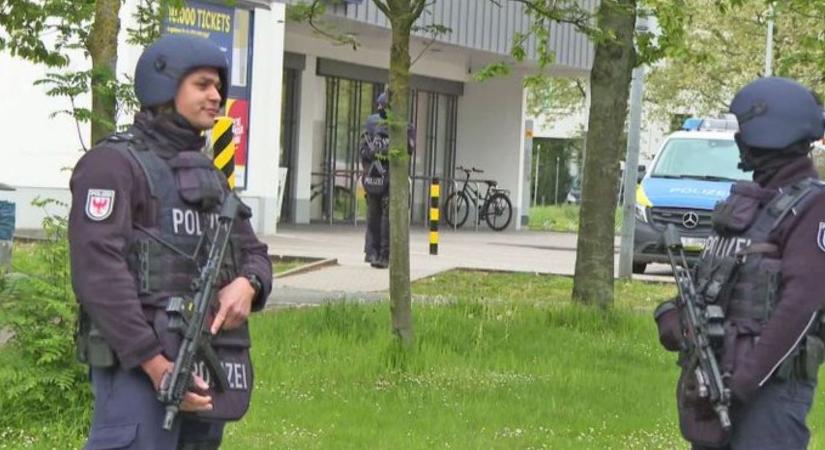 Döbbenet a Lidlben, fegyveres rendőrök rohantak ki a helyszínre