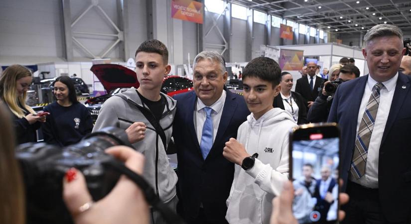 „Kicsit előrébb tolom, mert úgy jampecosabb” – Stilóba vágta magát Orbán Viktor – videó