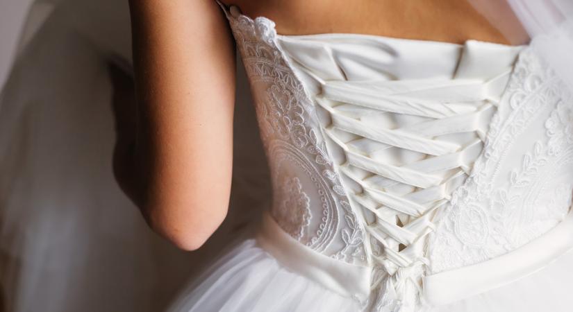 Menyasszonyi ruhában ment másvalaki esküvőjére