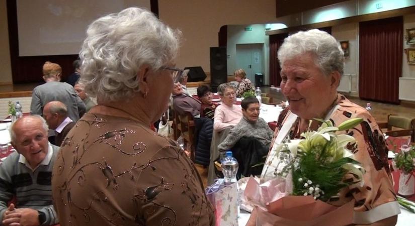 Ili néni kerek születésnapját ünnepelték a répcelaki nyugdíjas klub tagjai