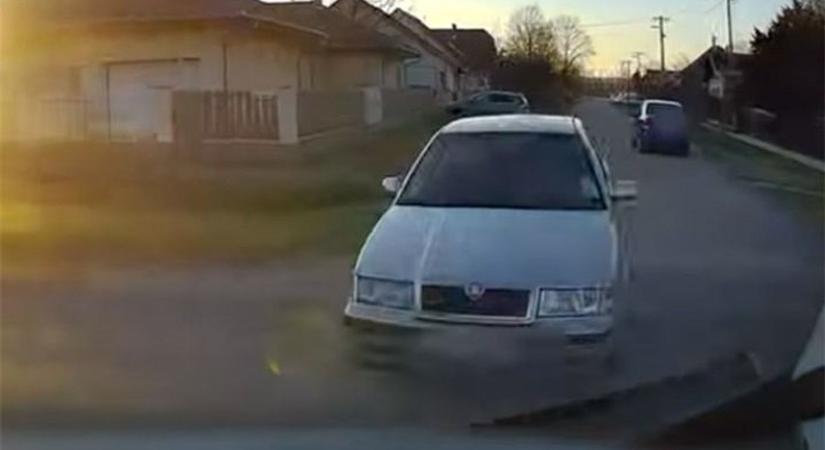 Egy másik autó elé kanyarodott, és még ő volt megsértődve, hogy nem fékezett a vétlen sofőr - videó