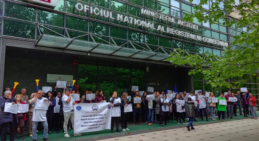 Az Országos Cégbíróság mintegy 200 alkalmazottja tüntet az igazságügyi minisztérium épülete előtt