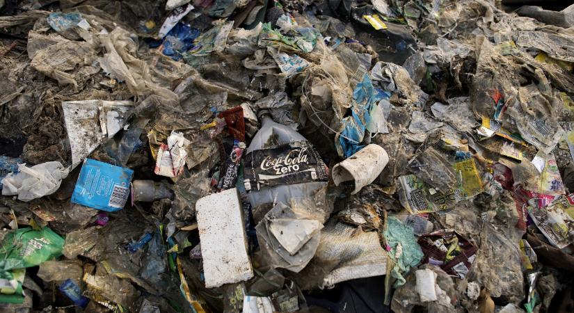 Kóla, joghurt, dohány: mindössze öt cég felelős a műanyagszennyezés negyedéért a világon