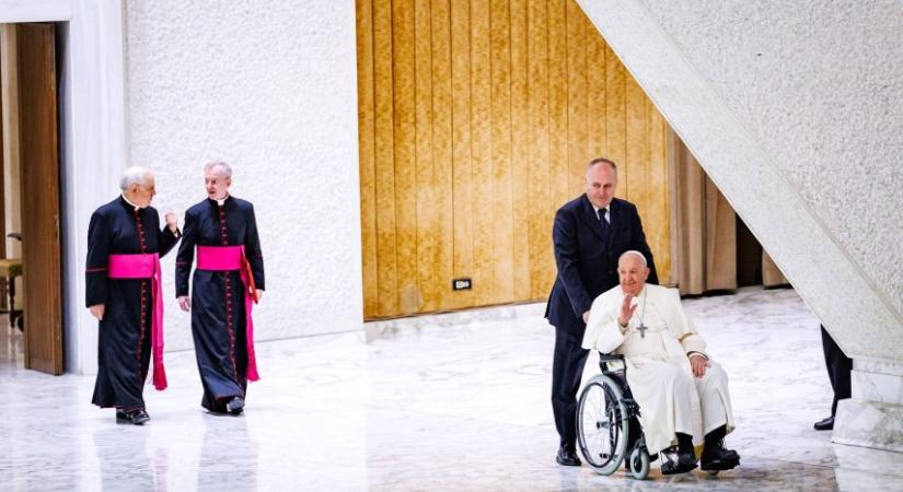 Ferenc pápa megkapta az Országos Széchényi Könyvtárban őrzött Képes Krónika díszmásolatát