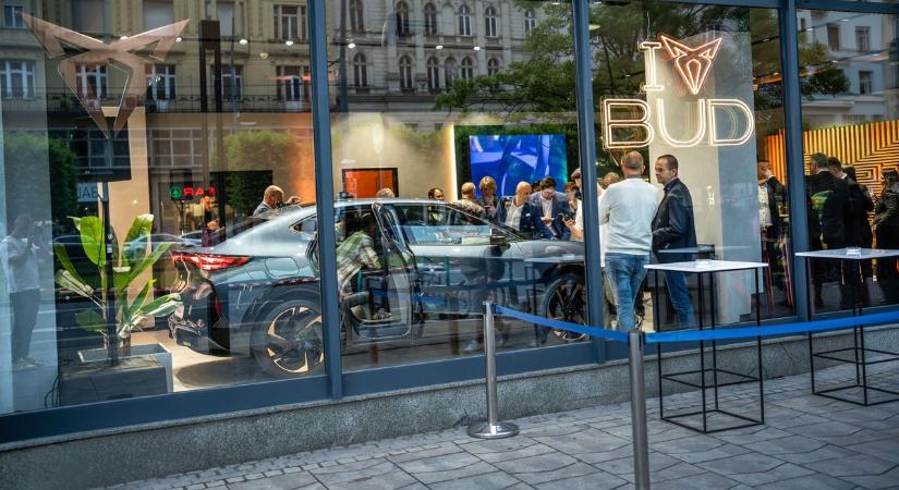 Ilyen se volt még Magyarországon: megnyílt az első olyan autószalon, ahol nem lehet kocsit venni