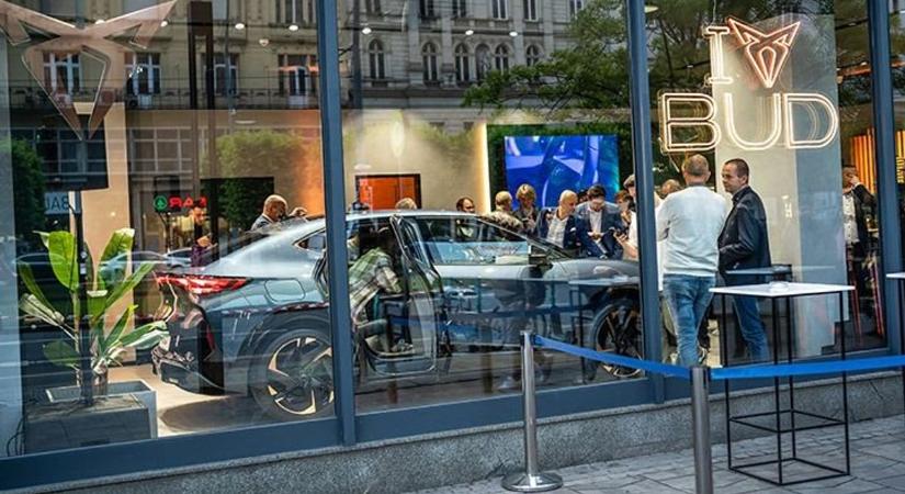Megnyílt egy új autószalon Budapesten, ahol nem is lehet autót venni - ez van a háttérben