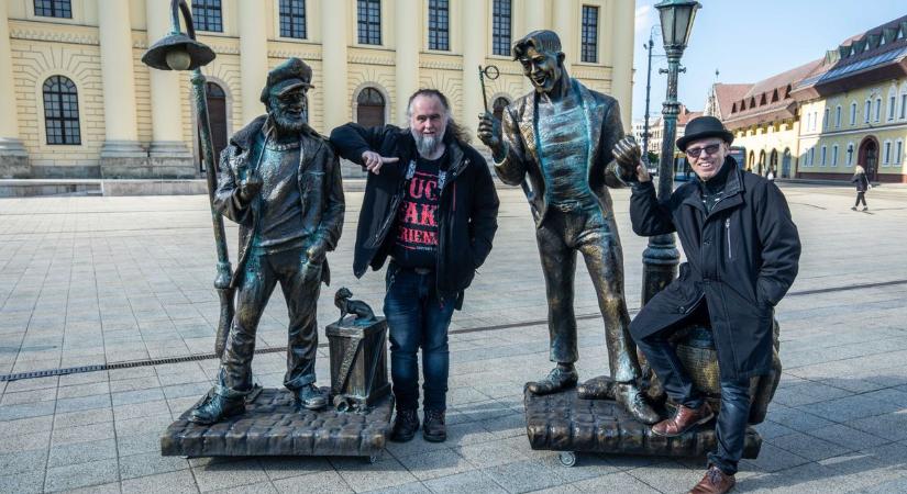 Szoborsétáltatás Fülig Jimmyvel és Piszkos Freddel Debrecen belvárosában – fotókkal, videóval