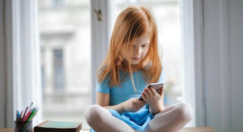 SMS-ben szólt az anyukájának a kilencéves kislány, hogy a nyaraláson szexuálisan bántalmazták