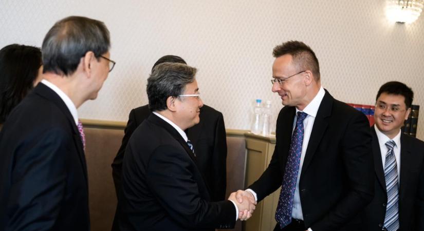 Szijjártó a Kínai Nemzeti Nukleáris Vállalat vezetőivel tárgyalt