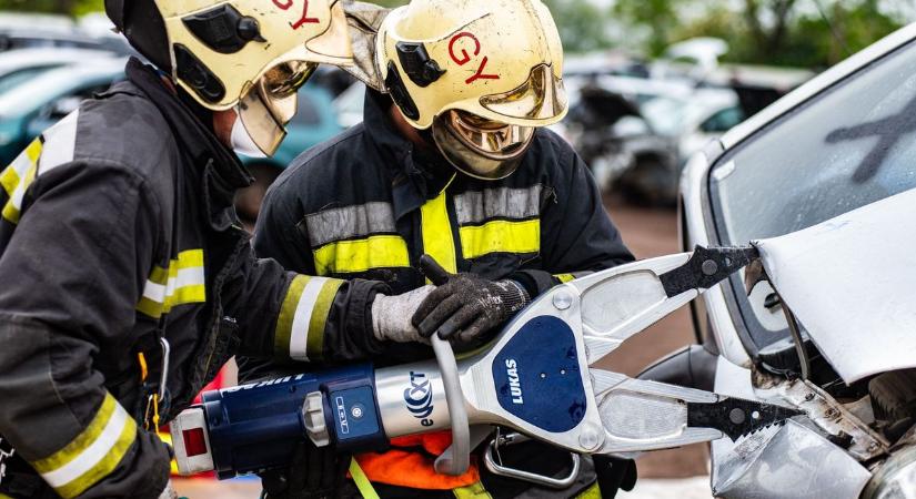 Sérülteket mentettek, autókat vágtak szét a tűzoltók- az ország legjobbjait keresték a dunaföldvári versenyen