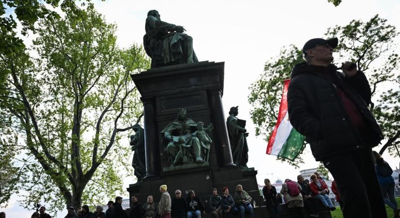 Magyar Péterék a Belügyminisztérium előtt tüntetnek