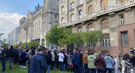 Ezrek gyűltek össze Magyar Péter felhívására a gyermekvédelmi tüntetésen – ÉLŐ