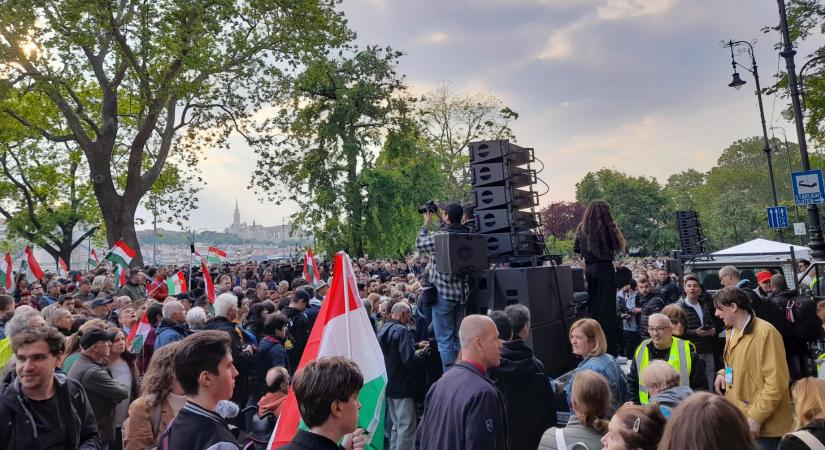 A Belügyminisztérium előtt tüntetnek Magyar Péterék a valódi gyermekvédelmi reformért