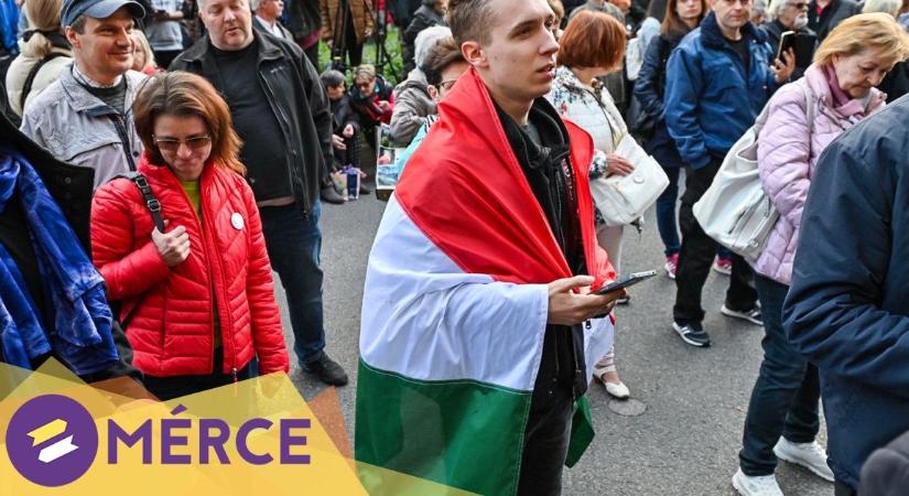 „Védjük meg a gyermekeinket!” – elkezdődött Magyar Péter tüntetése a Belügyminisztériumnál
