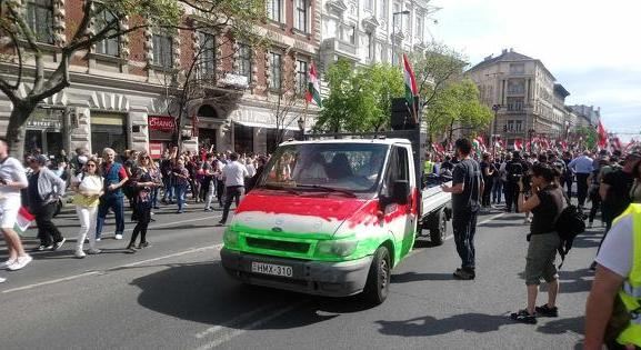 Ezrek tüntetnek Magyar Péter felhívására a Belügyminisztérium előtt