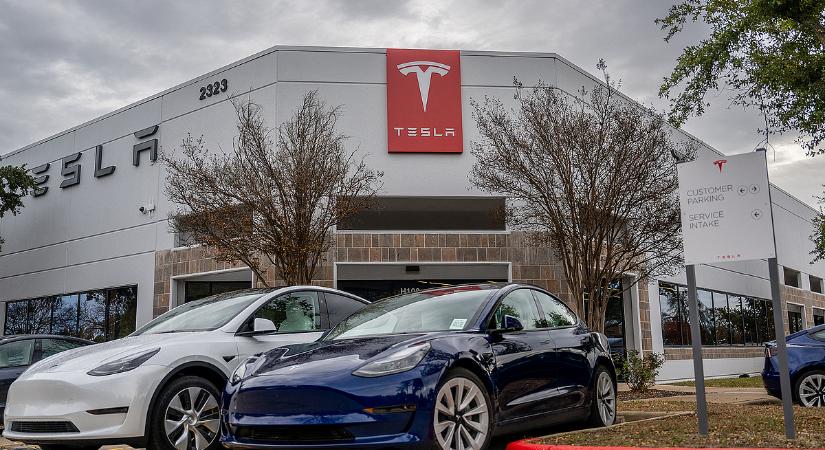 Nagy bajba kerülhet a Tesla, már vizsgálódik a hatóság