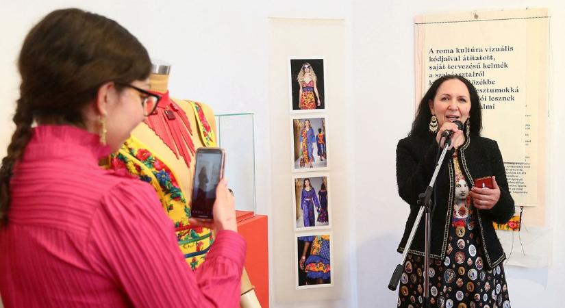 Roma ruhakölteményekből nyílt kiállítás – Galéria
