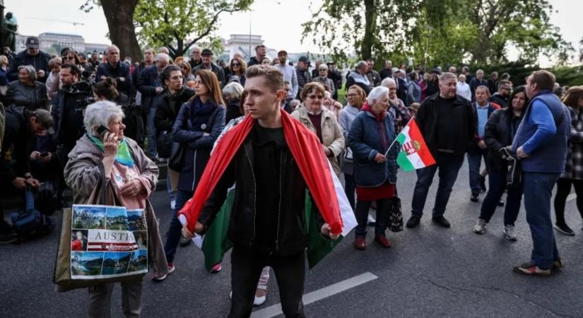 A Belügyminisztérium előtt tüntet Magyar Péter
