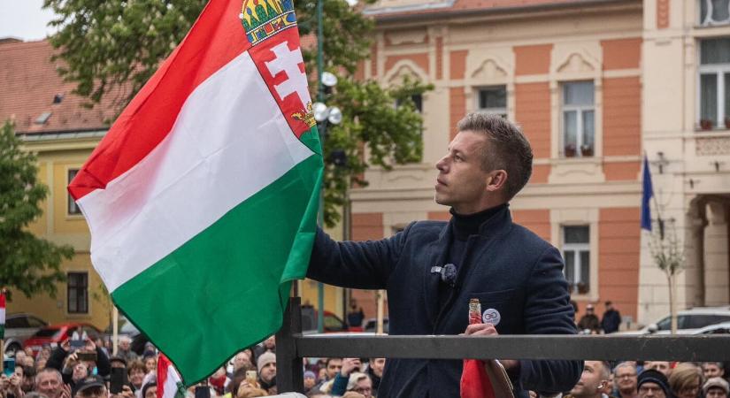 Elöntötte a belügyminisztérium előtti teret a Tisza – Magyar Péter újabb tüntetése