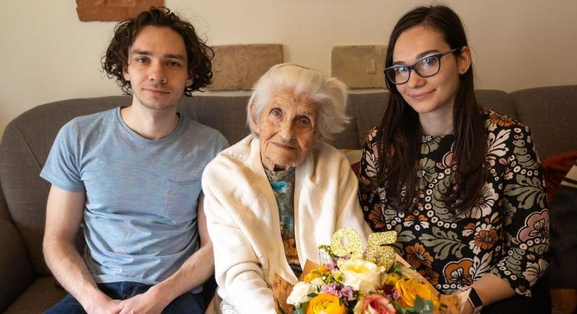 Virágcsokorral köszöntötték a 95 éves Ilonka nénit
