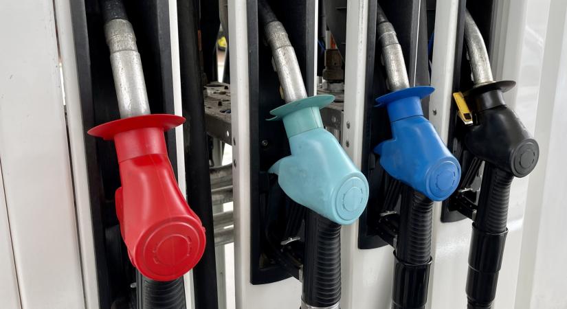 Pontos számot mondott be a kormánypártok embere: ennyivel csökkentené a benzin árát