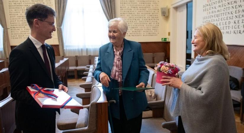 A 90 éves Föcsök Jánosnét köszöntötték a városházán