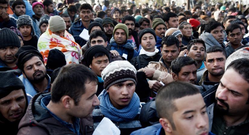 Az osztrák belügyminiszter üdvözli a migránsok nagy-britanniai deportálását