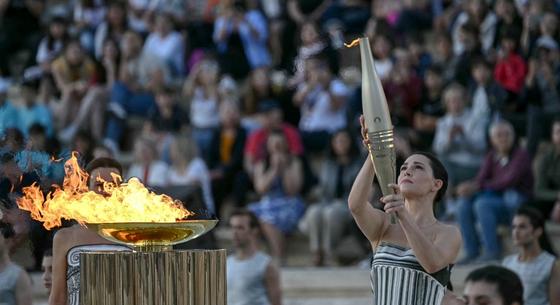 Ünnepélyes keretek között vették át az olimpiai lángot Athénban a franciák