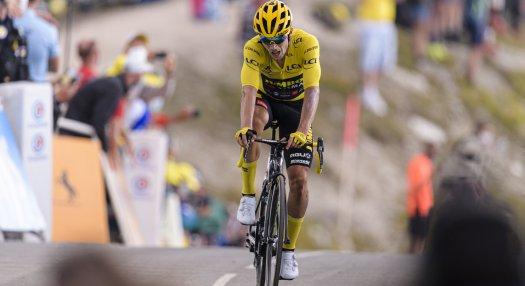 A Tourt drámai körülmények közt elbukó Roglic lett az év kerékpárosa
