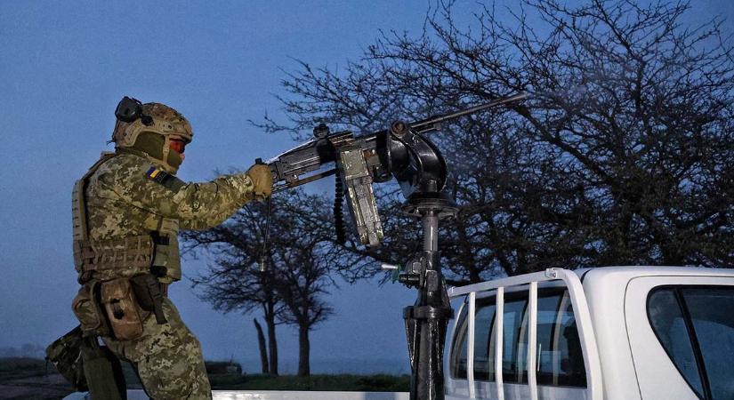 Oroszország a front több pontján előretört, Ukrajna katonai toborzást indított