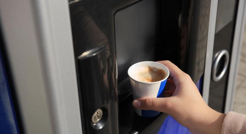 Kávéautomatából ivott - intenzívre került a nő