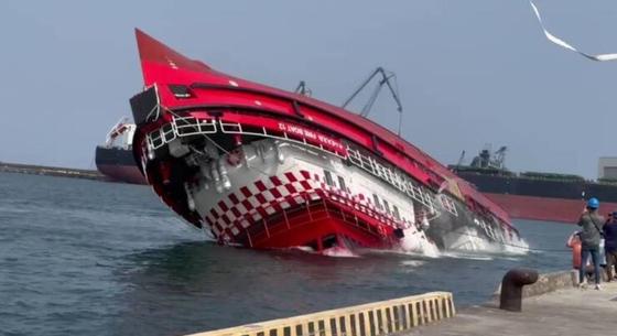 Látványos videón a hatalmas mentőhajó, ami tíz másodperc alatt talpra áll, ha felborulna