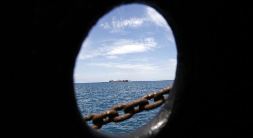 Ballisztikus rakétákkal támadtak a Vörös-tengeren: egy brit olajszállítót találtak el