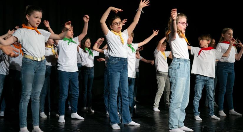Tehetséges színészpalánták léptek az Ifjúsági Otthon színpadára Kecskeméten – galériával