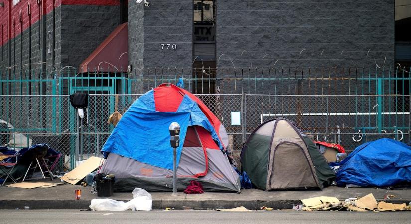 Kriminalizálnák a hajléktalanságot az USA-ban, miközben a gazdagok nem tudják elkölteni a pénzüket