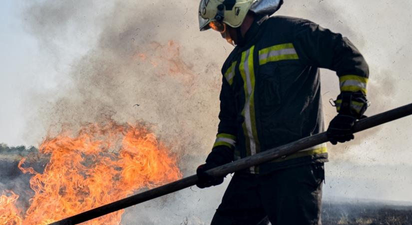 Tűz ütött ki egy szegedi szeméttelepen – vásárhelyi tűzoltók is vonultak