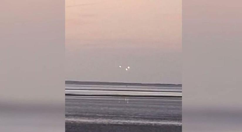 „Hirtelen megláttuk ezeket a fényeket” - Naplementében bukkant fel három UFO