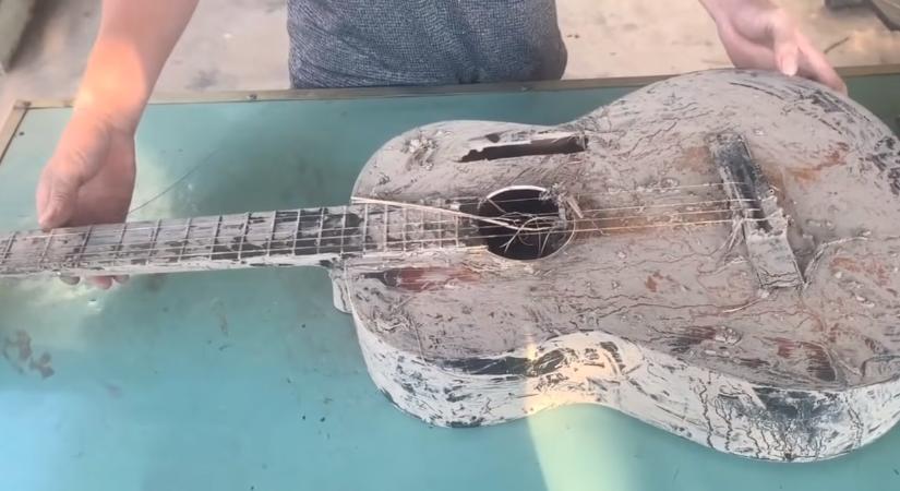 Barbárság vagy értékmentés ennek a kidobott gitárnak a felújítása?