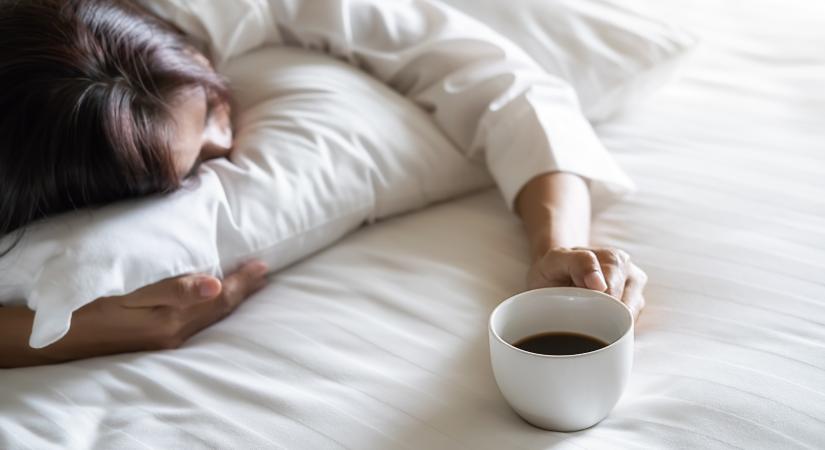 Ennyit kellene várni az ébredés utáni első kávéval egy alvásszakértő szerint