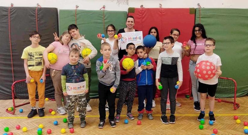 Látássérültként is élvezik a sportolást a debreceni iskola tanulói