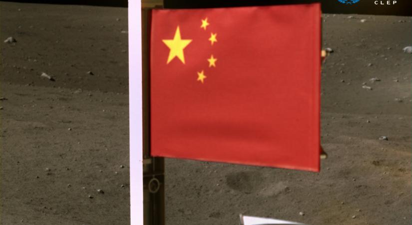 Zászlót is tűzött a Holdra a kínai űrszonda