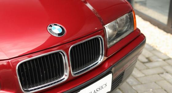 Irány a 90-es évek: 1430 kilométerrel árulják ezt a csillogó régi 3-as BMW-t