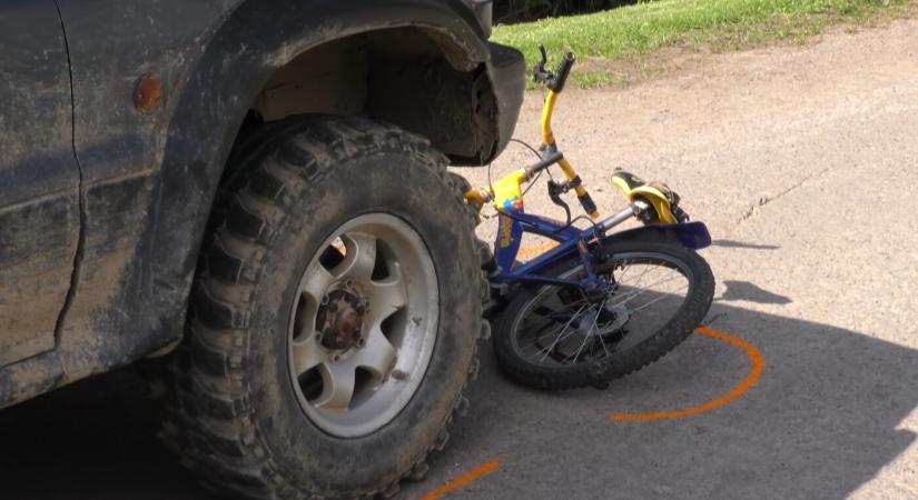 Elgázolt terepjárójával egy bicikliző 7 éves kisfiút, majd elhajtott a helyszínről