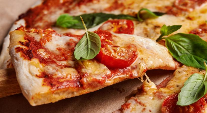 Ropogós margherita pizza: 4 egyszerű lépésben készül